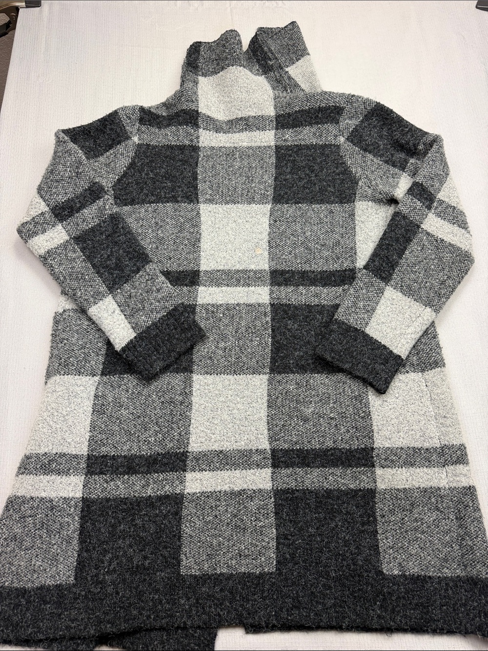 Cyrus Gray & White Plaid Long Cardigan front pockets - Picture 9 of 11